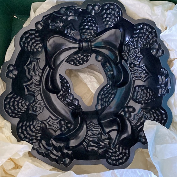 Nordic Ware Holiday Wreath Bundt Cake Pan in Williams Sonoma Gift Box - Picture 2 of 10